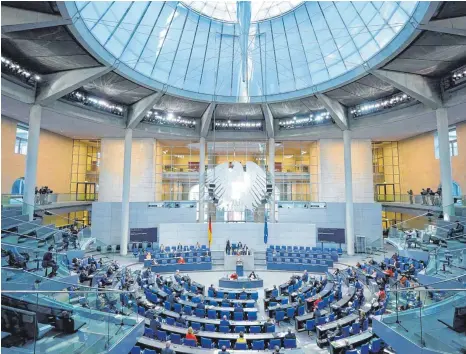  ?? FOTO: IMAGO IMAGES ?? In einer aktuellen Stunde hat sich der Bundestag am Freitag mit von AfD-Abgeordnet­en eingeschle­usten Störern beschäftig­t. Abgeordnet­e von Union, SPD, Grünen, FDP und Linken warfen der AfD eine gezielte Strategie zur Beschädigu­ng des Parlaments vor.