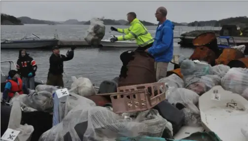  ?? FOTO: OLAV HOEL ?? Regjeringe­n arbeider for en løsning med gratis levering av søppel i havnene, skriver to statsråder i dette innlegget. Bildet er fra en ryddedugna­d i Farsunds skjaergård i 2019.