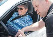  ?? Fotos: Rudi Weber ?? Fahrtraini­ng im eigenen Auto auf dem Gelände der Firma T+H in Gerstetten: Am Steuer sitzen Christine Baumhauer (Foto oben) und Lotte Kastler. Sie werden eingewiese­n von Tanja Nemeth und Thomas Pelz. Das Foto in der Mitte zeigt Josef Täubel. Noch mehr...