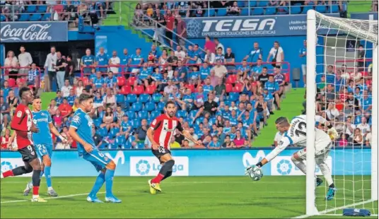  ??  ?? DECISIVO. Raúl García volvió a dar muestras de su olfato goleador y fue el encargado de abrir el marcador ante el Getafe.