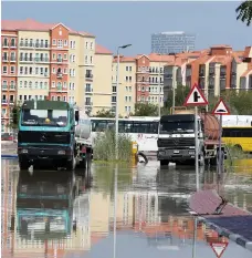  ?? Photos: Pawan Singh / The National ?? Above and right: Tankers and workers were out in Dubai on Saturday after torrential rain