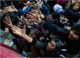  ?? KHALIL HAMRA / AP ?? President Erdoğan erkjenner at nødhjelpen kom for sent i gang. Her er det frivillige som deler ut hjelp til folk i Antakya, Sør-Tyrkia.