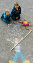  ?? Foto: S. Rummel ?? Yannick (links) und Gergely haben den Piñata-Brauch gemalt.