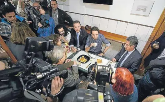  ?? PEDRO PUENTE HOYOS / EFE ?? Ante una enorme expectació­n mediática, Revilla invitó a Iglesias a café con leche y sobao en un bar cercano al Gobierno regional