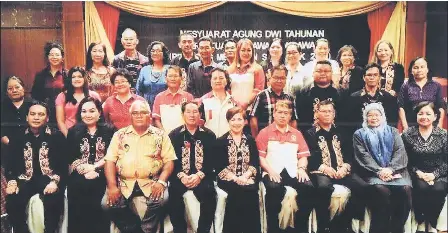  ??  ?? Catherine (seated centre) with her newly elected office-bearers and community leaders.