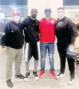  ?? CORTESÍA: J.E. ?? Jorge Esparza (izq) despidió a los tres talentosos jugadores de beisbol.