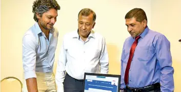  ?? PIC BY NISAL BADUGE ?? Scholar Management Services Director Kumar Sangakkara (left) launching‘sri Lanka Scholar’ in the presence of Scholar Management Services CEO Keerthi Jayasuriya (centre)