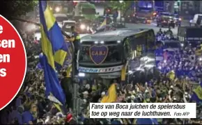  ?? Foto AFP ?? Fans van Boca juichen de spelersbus toe op weg naar de luchthaven.