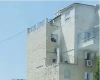  ?? (Alisa Coleman) ?? BEFORE AND AFTER signs instructin­g shoppers to dress modestly came down from the a building on Nehar Hayarden Street in Ramat Beit Shemesh Bet yesterday.