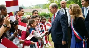  ?? (Photos Gaétan Luci / Palais princier) ?? À Longjumeau, le prince a été reçu chaleureus­ement par les enfants de la commune.