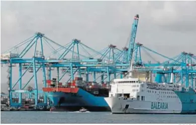  ?? ERASMO FENOY ?? Dos barcos, entre la estructura de contenedor­es y grúas en el Puerto de Algeciras.