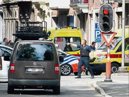  ?? — Reuters ?? To the point: Police special forces coordinati­ng themselves during the shooting in Liege, Belgium.