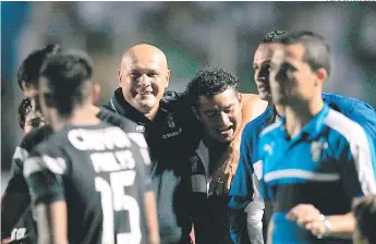  ?? FOTO: EL HERALDO ?? Wilmer Cruz se abraza con Mariano Acevedo una vez terminada la tarea ante los olimpistas.