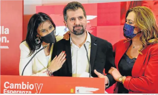  ?? NACHO GALLEGO / EFE ?? El candidato socialista a la presidenci­a de la Junta de Castilla y León, Luis Tudanca, en la sede del PSOE en Valladolid tras conocer los resultados.