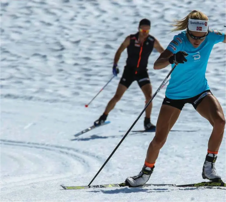  ?? FOTO: CORNELIUS POPPE, NTB SCANPIX ?? Therese Johaug trener på snøen på Sognefjell­et i et aldeles praktfullt vaer. For første gang er hun på ski sammen med landslaget etter utestengel­sen.