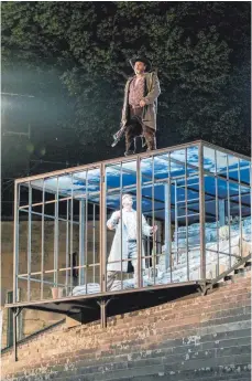  ?? FOTO: JÜRGEN WELLER ?? Alpenstimm­ung auf der Treppe in Schwäbisch Hall: Tell (Gunter Heun/ oben) weiß, dass Geßler (Thomas Klenk/im Käfig) durch diese hohle Gasse kommen muss.