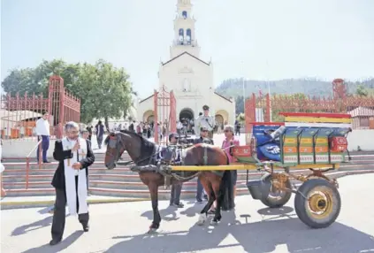  ??  ?? ► El presbítero Andrés Valenzuela ayer ya bendecía a decenas de peregrinos, carretas y objetos.