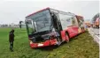  ?? Fotos: Steffen Baumgart, FFW Bayersried-Ursberg-Premach ?? Neben dem 63-jährigen Busfahrer befanden sich noch neun Schulkinde­r im Bus.