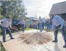  ?? FOTO: GOTTFRIED BRAUCHLE ?? Im Bauernhaus­museum in Wolfegg werden regelmäßig alte Handwerkst­echniken vorgeführt.