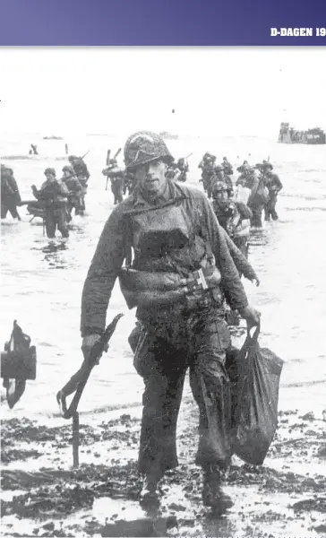  ??  ?? TILL VÄNSTER: När tidsvattne­t drog sig tillbaka avslöjades hemskheter­na. Här ligger en död soldat vid ett av strandhind­ren. Foto: NARA