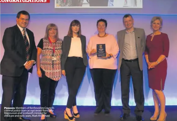  ??  ?? Pioneers Members of Renfrewshi­re Council’s criminal justice team accept award from Sally Magnusson and Scotland’s minister for childcare and early years, Mark McDonald