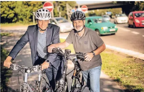  ?? RP-FOTO: RALPH MATZERATH ?? Franz Frank (Referat Tiefbau) und Andreas Apsel vom Fachbereic­h Bauwesen (v. re.) nutzen auch beruflich häufig das Fahrrad.