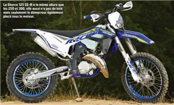  ??  ?? La Sherco 125 SE-R a la même allure que les 250 et 300, elle aussi n’a pas de kick mais seulement le démarreur également placé sous le moteur.