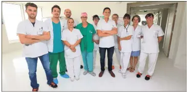  ?? (Photos Frank Muller) ?? Le Dr Philippe Ah-Soune (au centre), entouré d’une partie de l’équipe du service hépato-gastro-entérologi­e (médecins, assistant, infirmiers et des internes de Marseille) de l’hôpital Sainte-Musse.