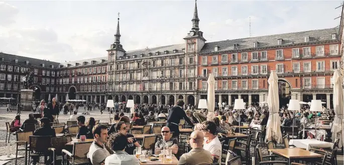  ??  ?? La oferta gastronómi­ca de la capital madrileña nos pemite viajar por todo el mundo sin salir de la ciudad.Texto: Mar Armengol