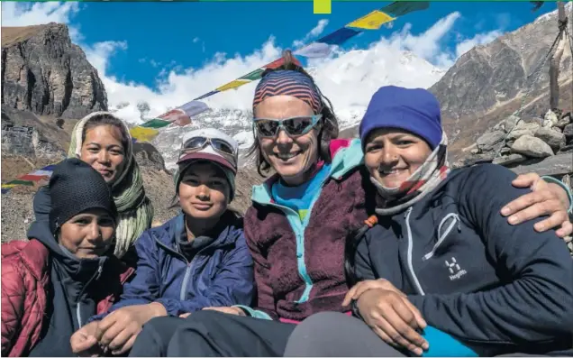  ??  ?? UNIDAS. Edurne Pasaban posa con las nepalís que participar­on en la expedición: Sangita Rokaya, Saraswati Thapa, Pabitra Bohora y Laxmi Budha.