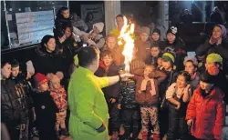  ?? ?? Un artista actúa para los niños en un centro de voluntario­s durante el apagón parcial en Kharkiv.