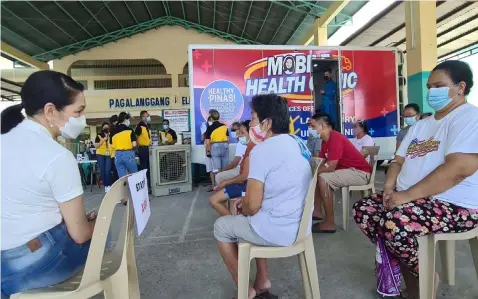  ?? HEALTHY PINAS! Chris Navarro ?? Senator Risa Hontiveros ( Left), Chairperso­n Senate Committe on Health listens to woman seeking medical attention during Saturday's Mobile Health Clinic in Barangay Pagalangga­ng in Dinalupiha­n, Bataan. Hundreds of residents were given free medicines , check-up, X- Ray, ECG , blood chem and ultra sound, under the Senator's Healthy Pinas program in partnershi­p with the Bridges of Benevolent Intiatives Foundation ( BBFI) . -