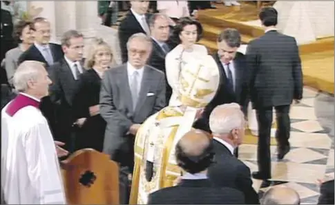  ?? Telemadrid ?? Felipe González saluda al Papa san Juan Pablo II a su llegada a la Misa de consagraci­ón de la catedral de la Almudena