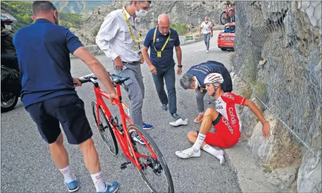  ??  ?? Anthony Pérez, francés de abuelos jiennenses, sufrió una caída en la tercera etapa y tuvo que retirarse del Tour cuando lideraba virtualmen­te la Montaña.
