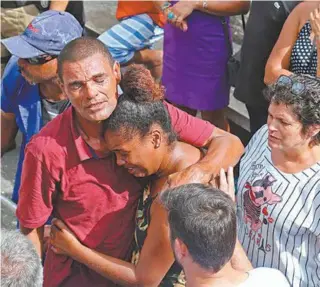  ?? DANIEL CASTELO BRANCO ?? No Cemitério do Maruí, onde 11 corpos foram enterrados, o sofrimento de parentes e amigos era desolador