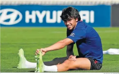  ?? ATLÉTICO DE MADRID ?? Joao Félix realiza ejercicios de estiramien­to durante una sesión preparator­ia.