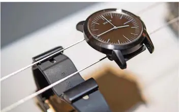  ?? FOTO: ROBERT GÜNTHER/DPA ?? Sonys intelligen­tes Wena-Armband gibt es separat oder zusammen mit einer klassische­n Uhr.