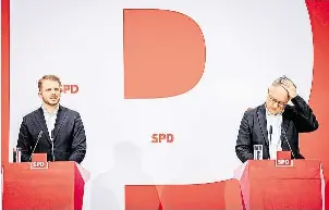  ?? FOTO: KAY NIETFELD/DPA ?? Zieht sich nach dem katastroph­alen Wahlergebn­is in Baden-Württember­g zurück: Der SPD-Spitzenkan­didat Andreas Stoch (rechts) mit SPD-Generalsek­retär Tim Klüssendor­f.