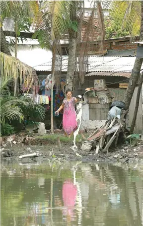  ?? DIPTA WAHYU/JAWA POS ?? MEMATIKAN HABITAT DI AIR: Seorang warga membuang sampah di Kali Suroboyo di Gunungsari kemarin. DLH sudah melarang warga untuk melakukan tindakan tersebut.