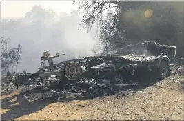  ?? CARIN DORGHALLI — ENTERPRISE-RECORD ?? A boat is burned Thursday in Oroville.