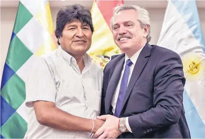  ??  ?? El presidente Alberto Fernández junto al derrocado mandatario de Bolivia, Evo Morales.