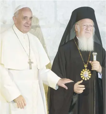  ??  ?? Le pape François et le patriarche Bartholomé­e de Constantin­ople, en 2014. Associated Press: Sebastian Scheiner