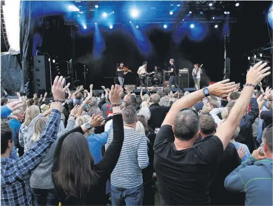  ?? BEGGE FOTO: ANDREAS SOLTVEDT ?? VINKER IKKE FARVEL?: Her er irske Tupelo på scenen under Kartfestiv­alen 2016. Nå er festivalen i dialog med folk som er aktuelle for å føre det populaere arrangemen­tet videre.