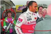  ??  ?? La cuenta oficial de la F1 publicó ayer en redes sociales esta foto de un jovencísim­o George Russell esperando la cola para obtener un autógrafo de Lewis Hamilton