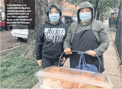  ?? CORTESÍA ?? Arías Benítez y su madre María Benítez venden galletas y pan casero mexicano en las calles del barrio Back of the Yards en el suroeste de Chicago.