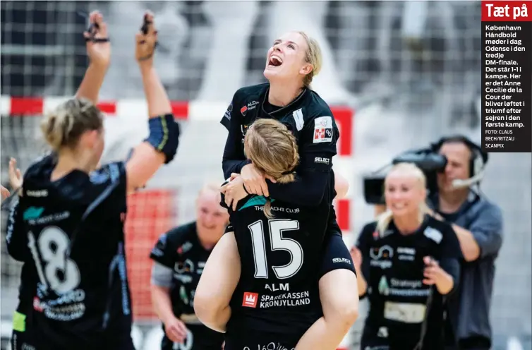  ?? FOTO: CLAUS BECH/RITZAU SCANPIX ?? København Håndbold møder i dag Odense i den tredje DM-finale. Det står 1-1 i kampe. Her er det Anne Cecilie de la Cour der bliver løftet i triumf efter sejren i den første kamp.