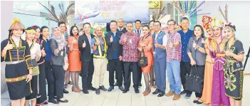 ?? ?? Tourism Malaysia Deputy Director-General (Planning), Manoharan Periasamy (middle) with Pan (on his right), Ginibun (eighth left) as well as STB and TM officials, and Sabah’s cultural dancers at the Tawau Airport.