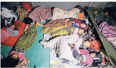  ?? FOTO: AP ?? Kinder und Frauen, die die Katastroph­e überlebt haben, schlafen in einer Notunterku­nft in Tanjung Lesung.