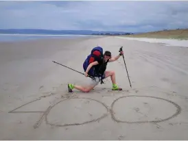  ?? FOTO: MIRJAM KALLIS ?? Dag 21. De första 400 kilometrar­na är avverkade och Mirjam Kallis har orsak att fira lite på östkusten, Uretiti Beach, North Island.