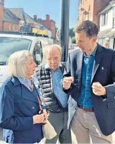  ??  ?? Jeremy Hunt took his leadership campaign to the streets of Tenbury, Worcs, yesterday